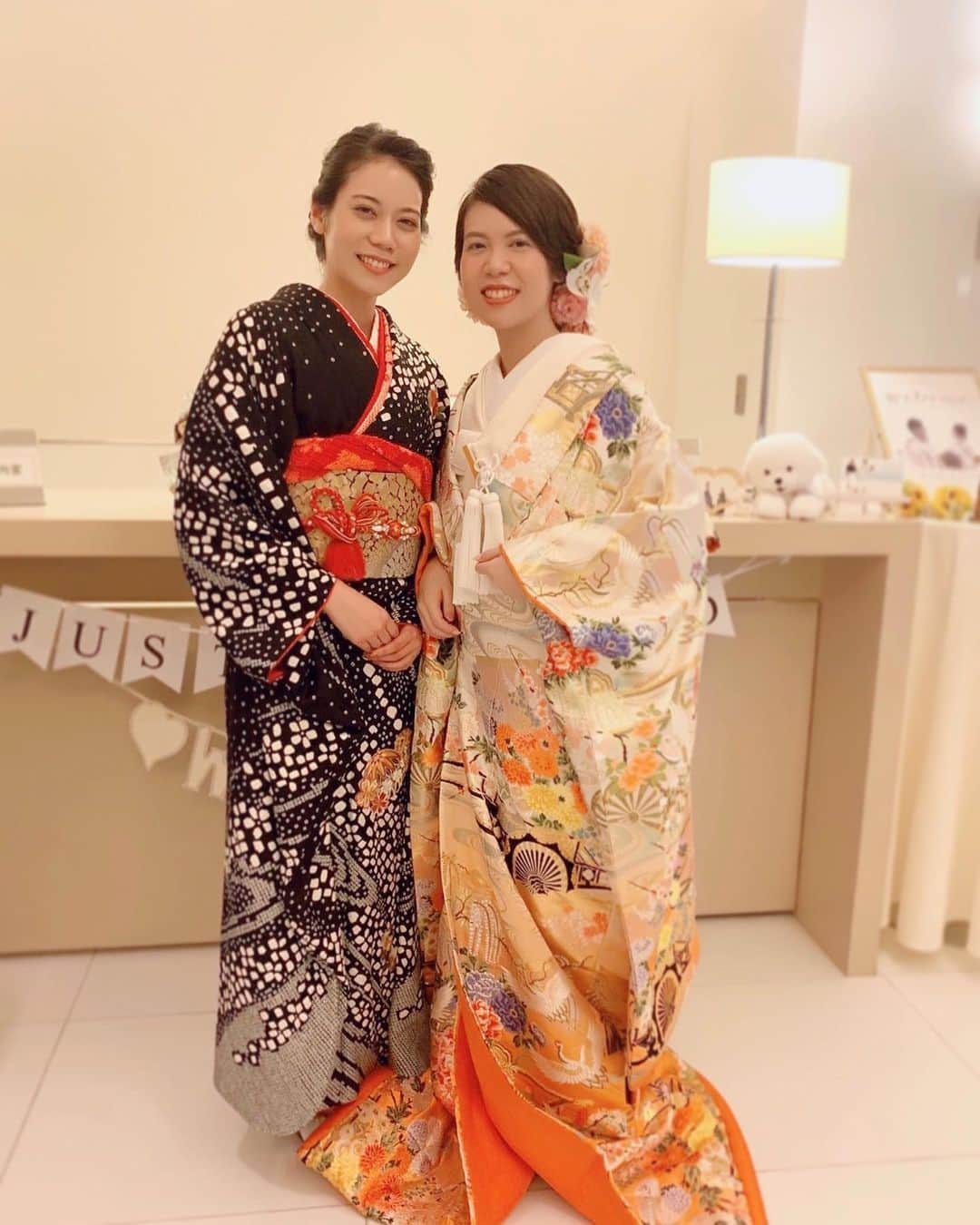 松山愛里のインスタグラム：「. 大好きな姉の結婚式が無事に終わりました👰💐💍 妹スピーチでは我慢できず号泣、、😭笑 沢山の方々にお祝いしていただき、 妹の私も幸せな気分で胸がいっぱいでした☺️☺️ 両親からの成人お祝いの振袖を着て出席できたことが嬉しかったなぁ🌸 2枚目がびっくりするくらい似すぎで笑っちゃう。笑 本当に本当におめでとう〜👭💕」