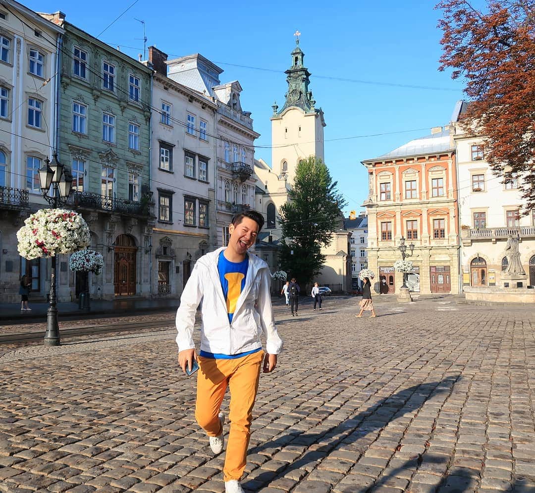 アイス・サランユーのインスタグラム：「Trend ร่าเริง เบอร์ตอง กำลังมา  ที่ Lviv,Ukraine #icesarunyuaroundtheworld  #ukraine」