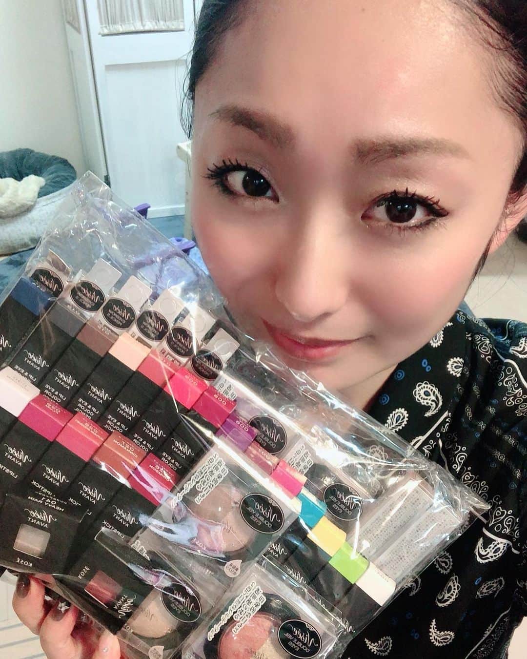 のインスタグラム：「My new make up items from KOSE💕💕💕 Thank you💕💕💕 皆様 明日発売のKOSEアイテム✨💕 めちゃくちゃ可愛いです！ 特に日本女性の控えめな感じをキラキララメが引き立ててくれます✨✨✨ 私のような強め女子にも最適な最強アイテムいっぱいです🖤💜♥️ #visee  #kose  https://www.kose.co.jp/visee/avant/」