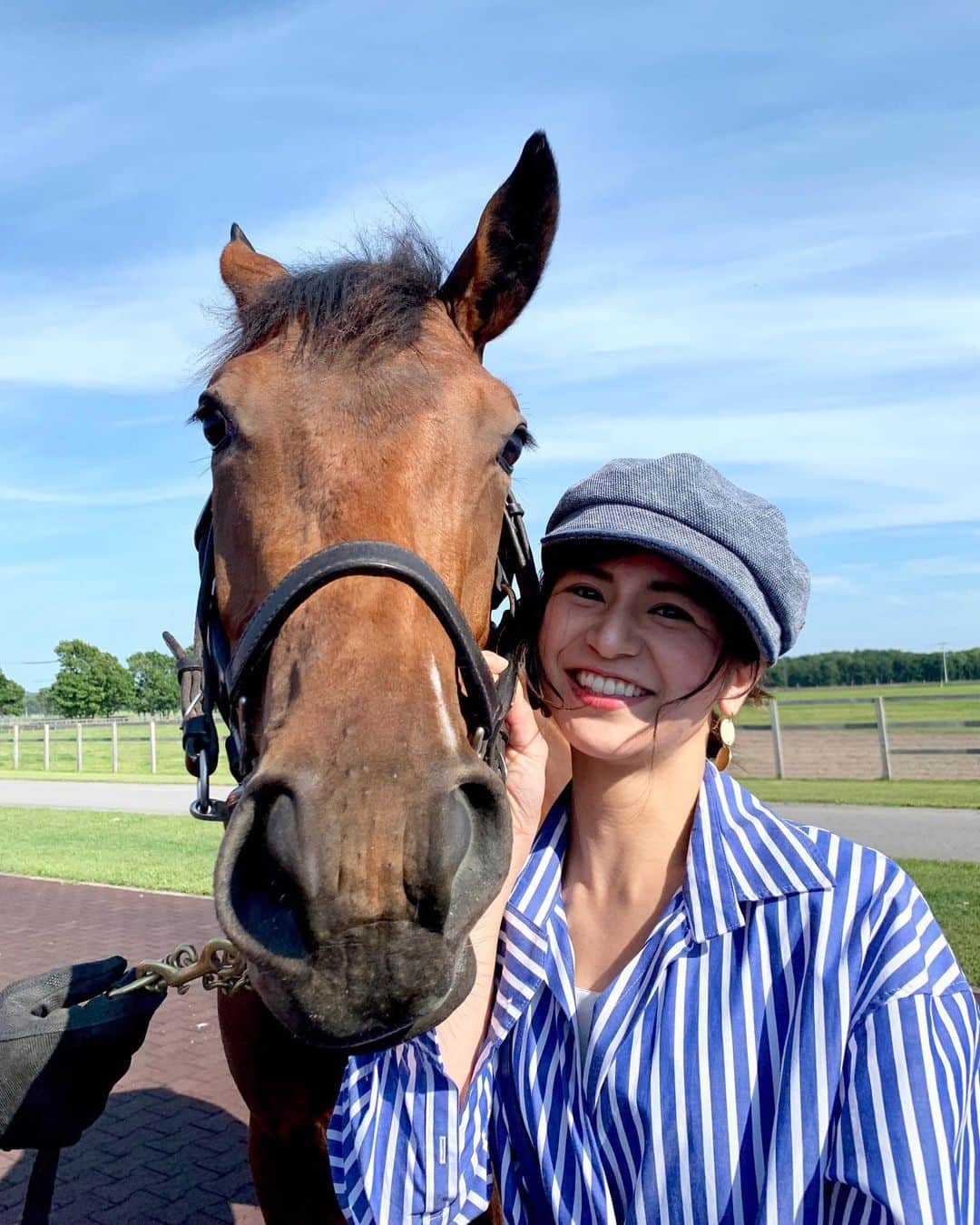のインスタグラム：「馬率高めですが、、 今日は船橋競馬場で イベントのお仕事😘 * 写真は 北海道日記ラストの チャンピオンズファーム♡ * 可愛い二頭のお馬ちゃんに 会わせて頂きました🥺😍🥺 * では、 地方競馬初心者なので、、 イベント時間より早めに着いて 船橋競馬満喫してきまーす🙋‍♀️❤️ * #keiba #horse #horseracing #farm  #競馬 #地方競馬 #船橋競馬場  #アナウンサー #イベント」