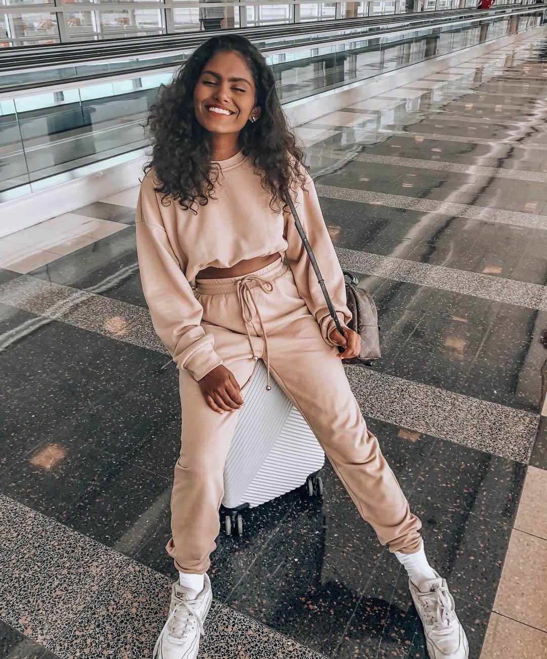 SABO SKIRTさんのインスタグラム写真 - (SABO SKIRTInstagram)「Travelling in style ☝🏽 that’s our bae @aishjames in the #Sundayslouchtop #saboskirt」7月15日 16時00分 - saboskirt