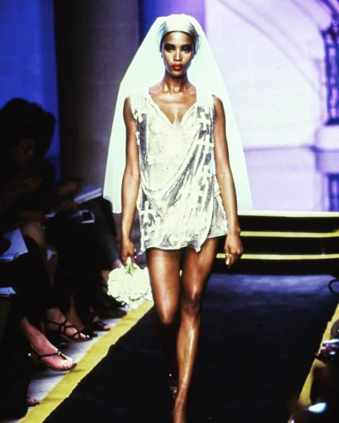 カリーヌ・ロワトフェルドのインスタグラム：「Last bride, of the last haute couture show of Gianni Versace🖤( styled by me!) @Versace @naomi  22 years ago, Gianni died💔💔💔」