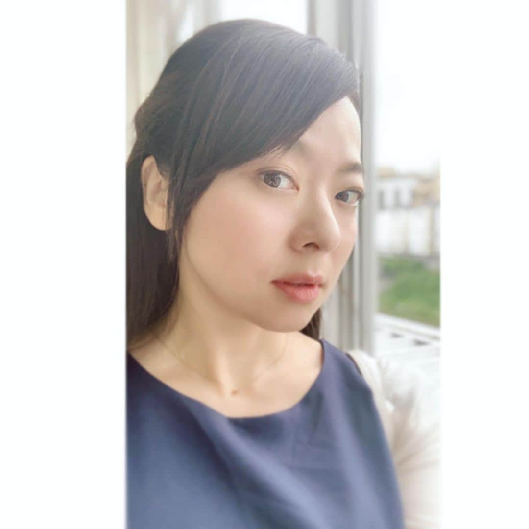 結城さなえさんのインスタグラム写真 - (結城さなえInstagram)「三連休の三連勤、無事に乗り切れました✨実は地味にドキドキしてたので、よかったー💕  撮影現場でいつも思うのですが、丁寧で気持ちのこもったヘアメイクをしていただくと、ほんとに嬉しくてありがたい気持ちになります。おー、頑張るぞー！って思います。 手から想いが伝わるんだなって、改めて感じた今日。 撮影後に監督に握手していただいた時も、作品への熱い想いが伝わってきました。 こうやって沢山の皆さんの想いをいただいてはじめて、カメラの前に立てるんですね。 ありがたすぎるぜ💓💓 本日もお疲れ様でした！ ☆  #三連休 #いかがでしたか #撮影 #ドラマ #結城さなえ  #手から伝わる  #気持ち #想い」7月15日 16時09分 - yuukisanae