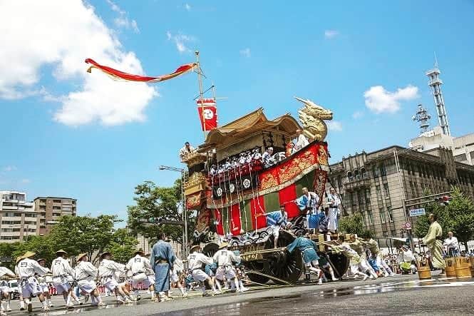 City of Kyoto Official Accountのインスタグラム：「The #gionfestival, held in July, is one of the three major festivals of Japan. It started in the 9th centry. There are various events before and after the big procession held on July 17th and 24th.  The tickets are available on the official web site. Don't miss it!! https://kyoto.travel/en/latest_news2/157  今日は #祇園祭 の #宵々山 です。町中は歩行者天国になって、たくさんの屋台が立ち並びます。#山鉾の巡行は前祭（さきまつり）が7/17、後祭（あとまつり）が7/24です。今年は平日開催なので、例年よりも観覧席が入手しやすくなっております。この機会にぜひ、1000年の歴史を体験しに、京都へお越しください！  https://ja.kyoto.travel/event/major/gion/seat.php  #travel #Japan #Kyoto #visit_kyoto #kyototrip #kyototravel #kyotogenic #ig_kyoto #ig_japan #kyotohiddengems #kyoto_style #retrip_kyoto #retrip_nippon #京都 #そうだ京都行こう #動く美術館 #コンチキチン #辻回し」