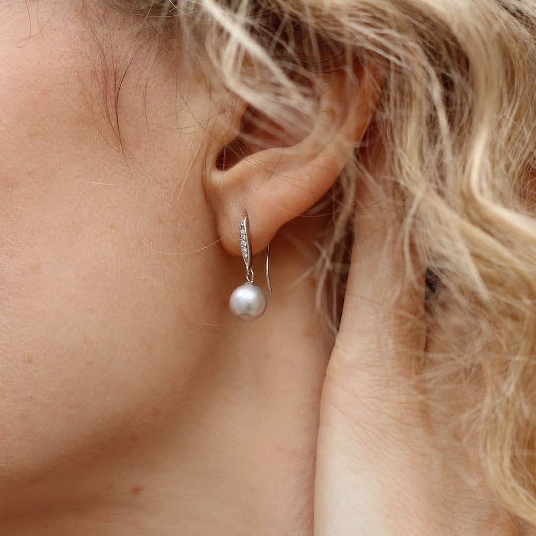 のインスタグラム：「Looking for luxury? You can find diamonds & pearls in our Summer Sale with up to 50% off! . . #Sale #SummerSale #Discount #Offer #Diamonds #Pearls #Earrings #Precious #Handmade #Beautiful #WeddingJewellery #BrideToBe #Elegant #Chic #Jewellery #Jewelry #DowerAndHall」
