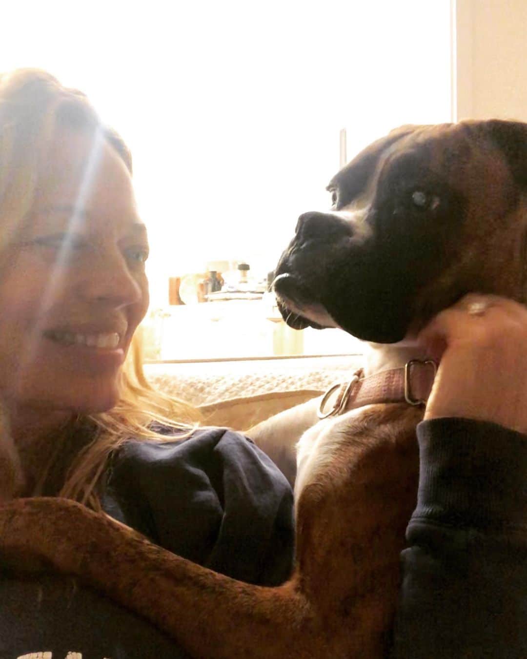 ジェリー・ライアンのインスタグラム：「Getting some late night snuggles from my Lulu 💖」