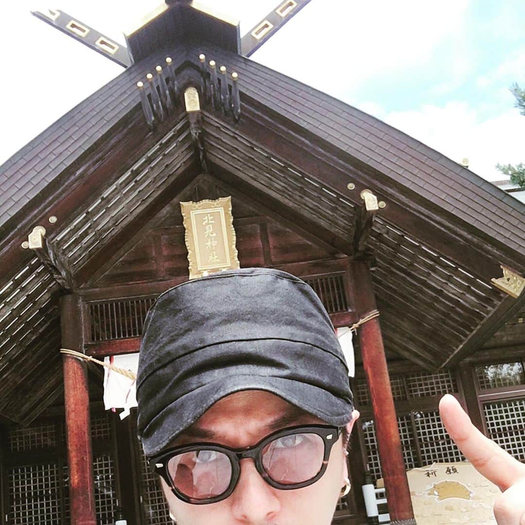 北見寛明のインスタグラム：「北見 feat.神  #北見神社 #北海道 #北見 #北見の神様がいると聞き #コラボのお誘いに #初コラボ成功 #神さん #これからもヨロ！」