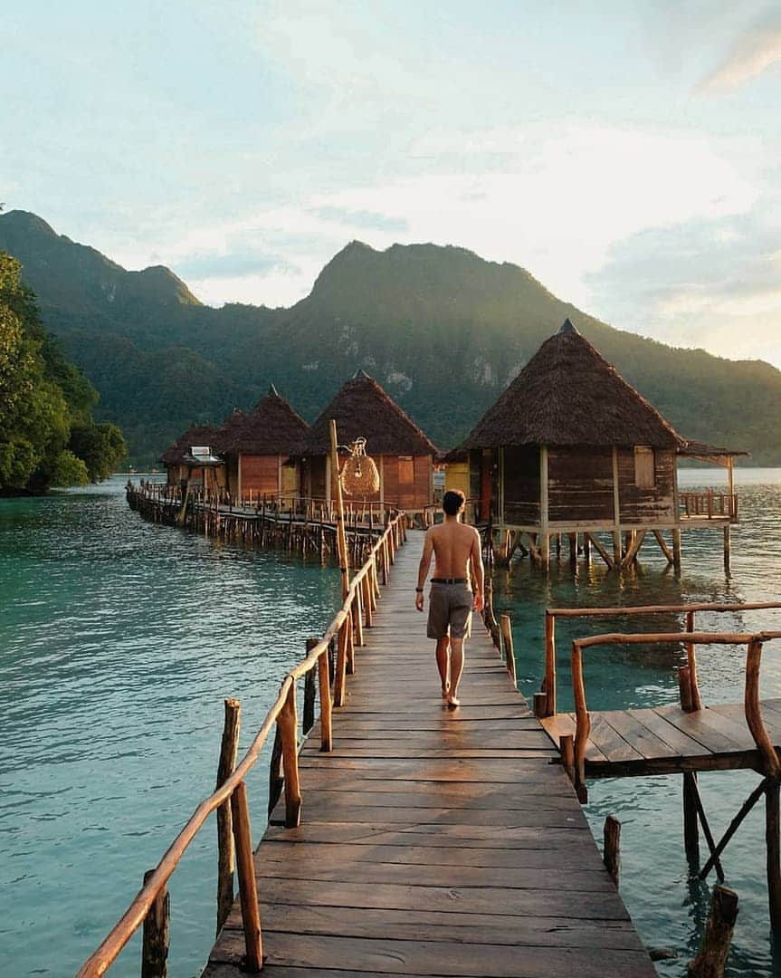Discover Earthさんのインスタグラム写真 - (Discover EarthInstagram)「Imagine starting your week off with a little walk on this amazing path next to your private cabin in Indonesia ! 🇮🇩 Who would you want to stay there with ? Tag them ! — 📍#DiscoverIndonesia — 📸 Photo by @_handrijay」7月15日 16時29分 - discoverearth