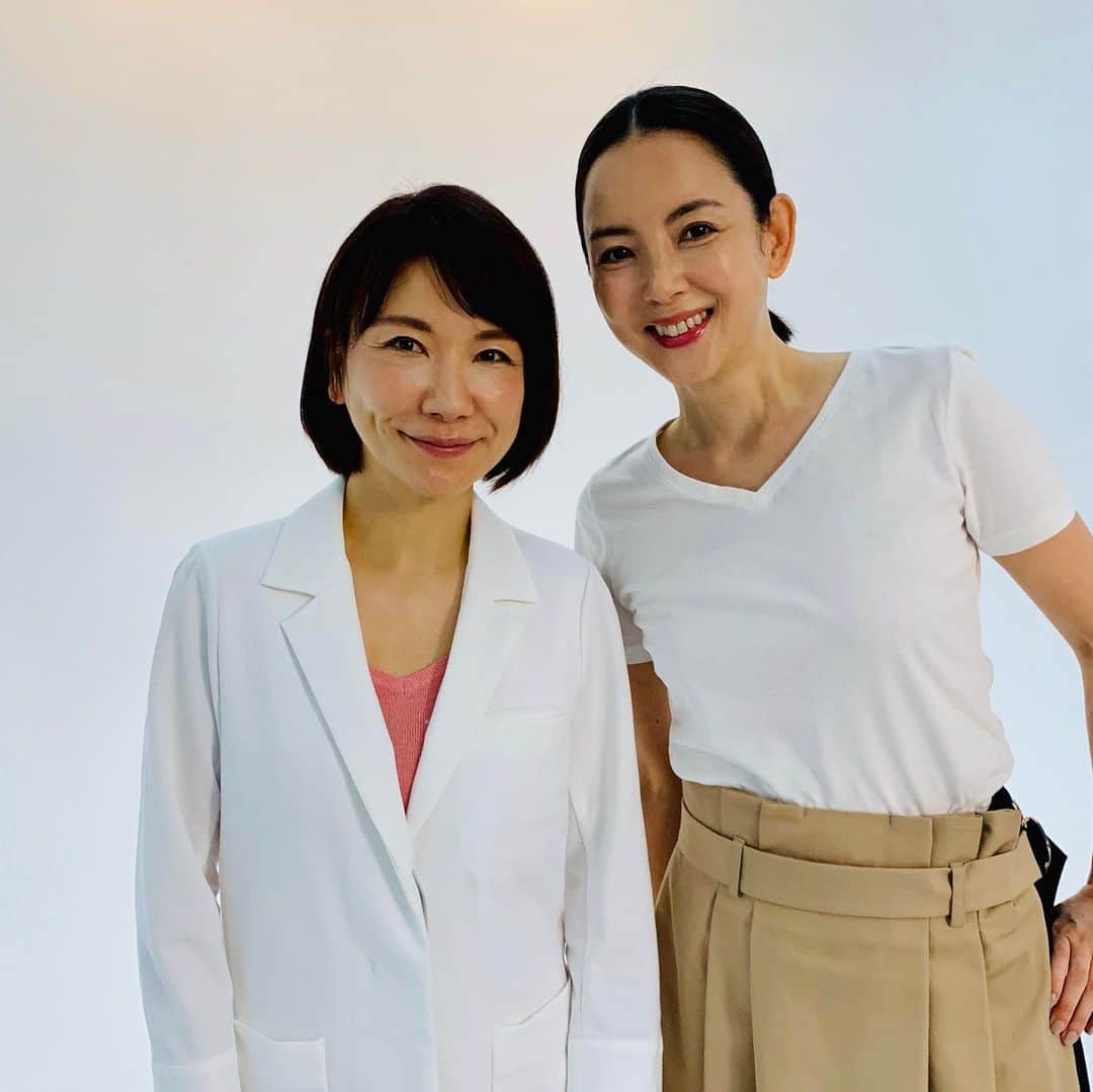 吉村美紀のインスタグラム：「美スト10月号の撮影でした！ 村木宏衣先生とご一緒させていただきました^_^ ほうれい線に効く効果的なマッサージ法など、色々と伝授して いただいたのでさっそく試してみよー！ 詳しくは10月号をみていただいたらのっております。 先生の本も気になる！  #撮影#美スト#アンチエイジング#村木宏衣先生と#シワ改善#シワ予防」