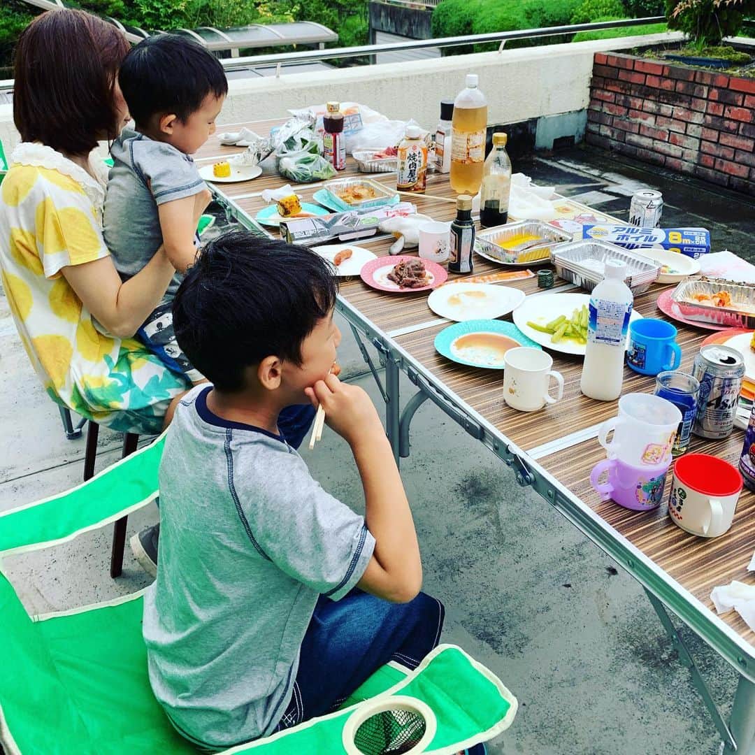 池辺愛さんのインスタグラム写真 - (池辺愛Instagram)「母の誕生日で、前から家族みんなそれぞれ休みを取り予定を合わせて計画していたので、小雨が降っていましたが、前向きな池辺家はバーベキューを決行👍 ・ ・ ・ 結果、本格的な雨になり早々に撤収😅 ・ ・ ・ しかし撤収の際の池辺家の団結力は目を見張るものがありました😆 ・ 1枚目の写真は妹ファミリー😉 ・ #悲惨だけど笑えた😂 #最強バーベキュー #これも思い出 #バーベキューのビフォーアフター ・ ・ ・ ちなみにツイッターで話題の #リュウジ さんのレシピ #さけるチーズのアヒージョ やってみた。→写真4枚目 美味しかった😋 ・ ・ ・ #お母さんおめでとう🎂❤️」7月15日 16時42分 - aiikebe