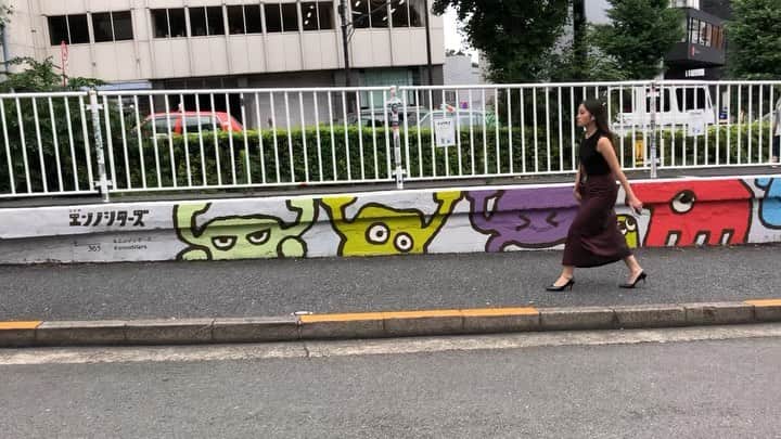 合田経郎のインスタグラム：「ほぼ完成！ ここを通る人達の気持ちを楽しくしてくれーい。たくさんの人達に感謝！中目黒から代官山に抜ける線路沿いのとこです。近くに来た人はお立ち寄りください。 #なかめエンノシターズ #エンノシターズ」