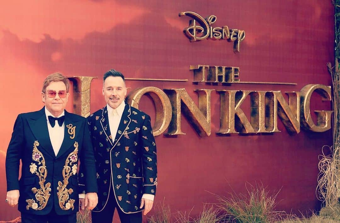 エルトン・ジョンさんのインスタグラム写真 - (エルトン・ジョンInstagram)「Incredible to think, David and I walked this same red carpet for the world premiere of the original Lion King 25 years ago - an epic film that changed my life forever.  Disney have now reimagined that timeless classic with astonishing beauty and refreshed it for a whole new generation.  It is magnificent.  @lionking」7月15日 16時39分 - eltonjohn