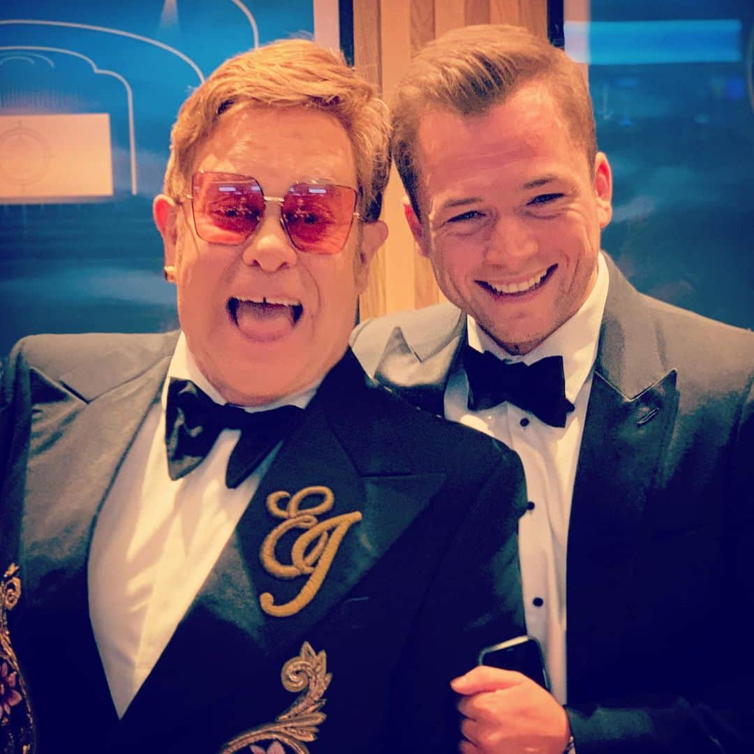 エルトン・ジョンさんのインスタグラム写真 - (エルトン・ジョンInstagram)「Look who I bumped into last night.... @taron.egerton @rocketmanmovie」7月15日 16時50分 - eltonjohn