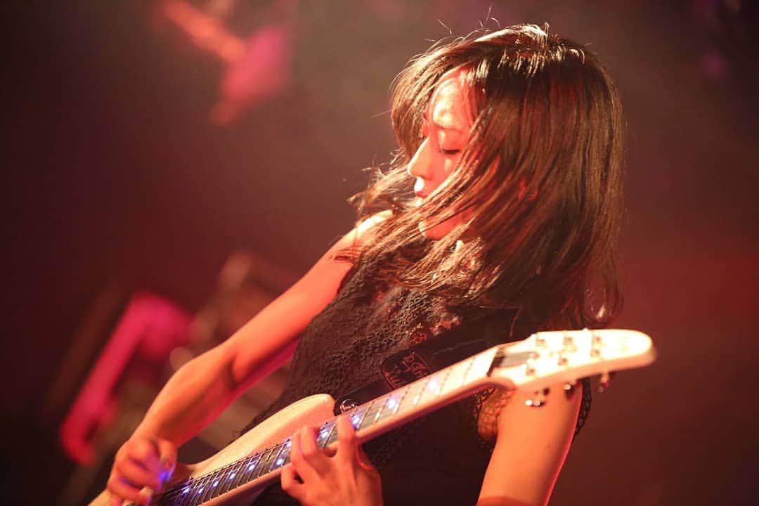 Yukiさんのインスタグラム写真 - (YukiInstagram)「今日もやるぞー🤘🏻 #D_Drive #yuki #guitar #onthestage #rock #metal #美女と野獣と金髪 #tour」7月15日 16時51分 - d_drive_gt_yuki