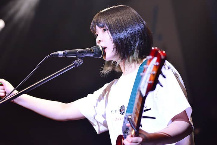 未確認フェスティバルのインスタグラム：「2組目！goomiey🎶﻿ 茨城県！ 3ピースガールズバンド！﻿ ﻿ とにかく楽しくLIVEをするのが私たち。﻿ この楽しさを会場全体に伝えたい。﻿ ﻿ メンバー全員で顔を合わせ、笑顔で円陣を組んでから始まったgoomieyの時間⏰⭐️﻿ ﻿ 高校時代に結成し、卒業後は進学せずバンド活動に専念している１８歳の３人組👩👩👩﻿ 進路に悩んだとき「不安はあるけど、好きな道に進んでやる」﻿ そんな想いを込めて作られたという１曲目「アイロニー」﻿ ﻿ 夢に向かって全力で歌い上げる🏃‍♀️🏃‍♀️﻿ 彼女たちの強い意思が会場全体の熱気をさらに上げてくれた‼️﻿ ﻿ 「私たちの信じる音楽をやりにきました。最後の一曲、全てをかけて演奏します。」﻿ そう言って鳴りだした２曲目「リメンバーマイユース」﻿ ﻿ 客席はもちろん、ステージ上の彼女たちのテンションもさらに上昇🔥🔥﻿ ﻿ ３人の楽しい音楽がみんなに伝わったことを示すように、演奏終了後は鳴り止まない拍手に迎えられていました👏👏﻿ ﻿ goomieyのみんな、楽しい音楽をありがとう！！！﻿ ﻿ M1.アイロニー﻿ M2.リメンバーマイユース﻿ ﻿ #マイナビ未確認フェスティバル2019 ﻿ #未確認 #ライブステージ ﻿ #緑黄色社会 #BOTTOMLINE ﻿ #夏フェス #音楽 #10代アーティスト﻿ #名古屋 #nagoya #入場無料」
