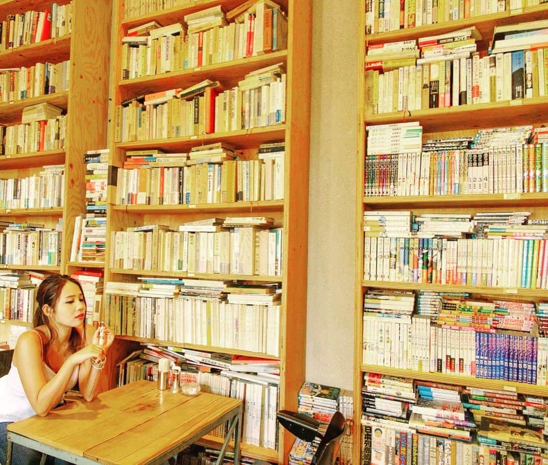 鈴木涼美さんのインスタグラム写真 - (鈴木涼美Instagram)「日本近代文学館にて。  ローリングストーン誌の撮影。 #日本近代文学館 #modernjapaneseliterature #writer #books #library」7月15日 16時46分 - suzumisuzuki