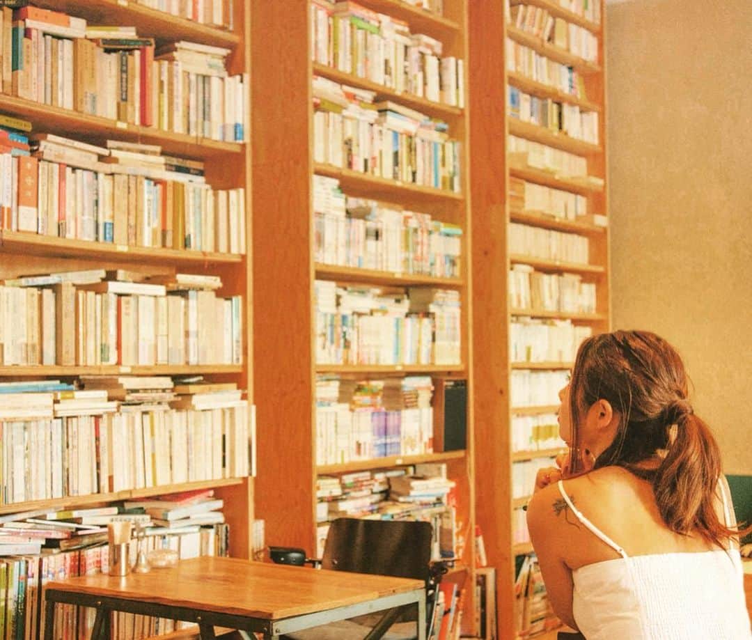 鈴木涼美さんのインスタグラム写真 - (鈴木涼美Instagram)「日本近代文学館にて。  ローリングストーン誌の撮影。 #日本近代文学館 #modernjapaneseliterature #writer #books #library」7月15日 16時46分 - suzumisuzuki
