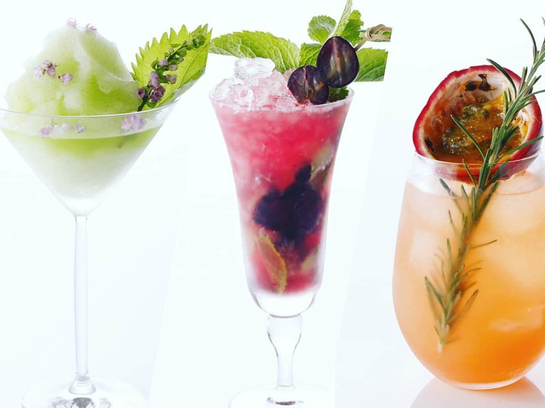 ホテル ニューオータニさんのインスタグラム写真 - (ホテル ニューオータニInstagram)「“Summer Cocktails Fair”﻿ ﻿ Beat the summer heat with our original summer cocktails! These beautiful cocktails are now available at Bar Capri, TOWER CAFÉ and SKY BAR.﻿ ﻿ 『サマーカクテルフェア』﻿ ﻿ ホテル館内のバー「Bar Capri」「TOWER CAFÉ」「SKY BAR」の3店舗にて、見た目にも爽やかなサマーカクテルをお愉しみいただけます。﻿ ﻿ #カクテル #サマーカクテル #バー #ホテルバー #オリジナルカクテル #バーカプリ #スカイバー #タワーカフェ #赤坂 #ホテルニューオータニ #cocktails #summercocktails #originalcocktail #japanesecocktail #hotelbar #barcapri #skybar #towercafe #beautifulcocktails #tokyo #akasaka #thepreferredlife @hotelnewotanitokyo」7月15日 16時48分 - hotelnewotanitokyo