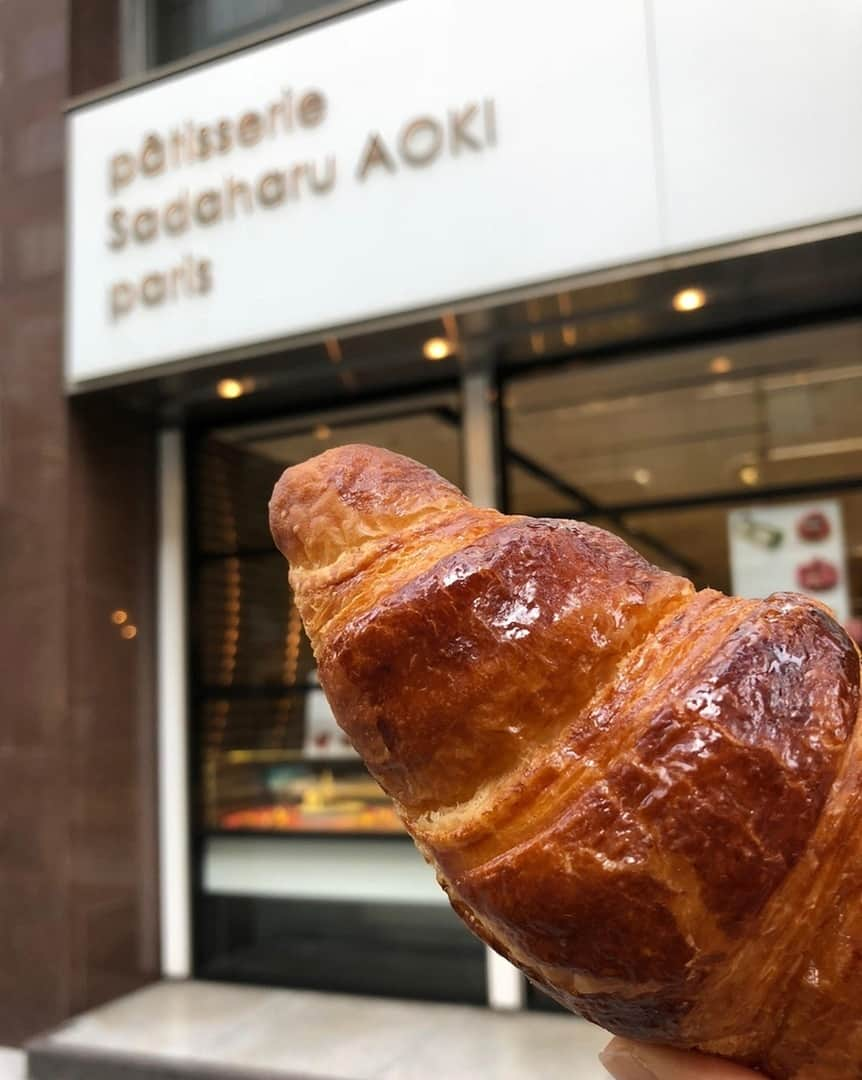 pâtisserie Sadaharu AOKI parisさんのインスタグラム写真 - (pâtisserie Sadaharu AOKI parisInstagram)「エシレバター100%で仕立てた「クロワッサン」 . パリから直輸入した生地で焼き上げたエシレバター100％のアオキのクロワッサン。 . 「新鮮な香りと味を楽しんでもらいたい」というアオキの想いで生まれたクロワッサンは、香りはもちろんのこと、幾重にも折り重ねた生地の繊細な食感も美味。フランス・エシレの工房と直接契約しているアオキの元に届く出来立てのバターで作った生地だからこそ、焼き上げたときの芳醇な香りがより一層際立ちます。 . フレーバーは「ナチュール（プレーン）」、「マッチャ」、「ショコラ」の3種。それぞれ素材の良さとパティスリーならではの巧みな技が光る贅沢な美味しさです。 . 【販売店舗】サダハルアオキ 丸の内店・東京ミッドタウン店・新宿伊勢丹店・渋谷ヒカリエShinQs店 . ※新宿伊勢丹店は「ナチュール（プレーン）」・「マッチャ」のみ毎週（水）~（土）販売です。 . 【販売期間】販売中 . #sadaharuaoki #サダハルアオキ #patisseriesadaharuaoki #パティスリーサダハルアオキパリ #デザート#インスタスイーツ #スイーツ部#スイーツ巡り#スイーツテロ  #インスタ映えスイーツ#大人スイーツ #ティータイム#コーヒーのお供#手土産 #東京カフェ巡り#東京カフェ #tokyocafe#hungryintokyo #スイーツ女子#スイーツ男子#スイーツ好き #スイーツ好きな人と繋がりたい #甘いもの#甘いもの好きな人と繋がりたい #東京スイーツ #食スタグラム #クロワッサン#パン大好き #パンスタグラム#パンのある暮らし」7月15日 17時00分 - sadaharuaoki_official