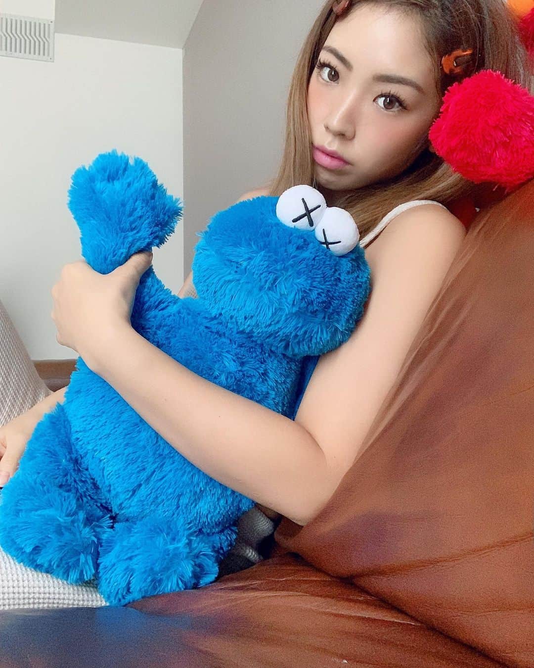 Linaのインスタグラム：「三連休最終日は家でこんな感じ🎮 甘いの食べたーい🍪太陽浴びたい🌞 . . まつ毛いつもの  ディープ&シングルmix 11.13.12㎜/Dカール/150本. 担当は林さんです💁🏻‍♀️❤️. . . 久しぶりに @sbeautyclinic も行ってセルライト潰してもらって来たよ🥺  @dr.y.yumi 先生いつもありがとうございます❤️今度は毛穴綺麗にしてもらうの👩🏻‍⚕️たのしみ❤️❤️ . . #まつえく #salonef #sbeautyclinic #渋谷美容クリニック #美容 #医療痩身 #レーザートーニング #美肌 #エスビューティークリニック」
