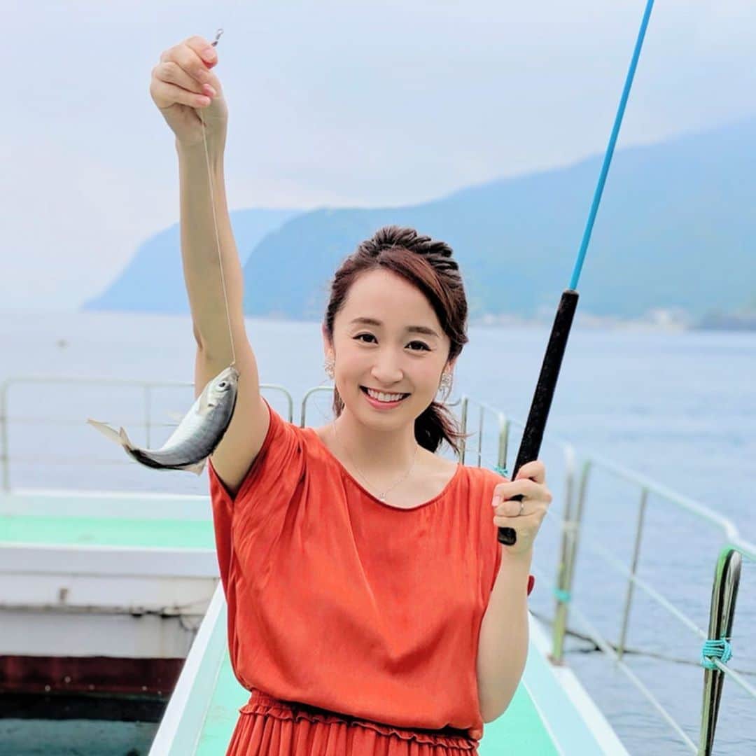 小野恵美のインスタグラム：「そして土肥フィッシングパークと、堂ヶ島洞窟めぐりクルーズも楽しみました🛥🎣 ・ 鯵と鯛を釣って、新鮮なうちにお刺身と握り寿司に捌いてもらっていただきました🐟🤤💕贅沢っ✨✨ ・ 洞窟めぐりは、堂ヶ島天窓洞水の中に入ったら、水がキラキラ碧くて驚き🤩3枚目の動画も色加工なしです。 まさに青の洞窟💠 #伊豆 #西伊豆 #伊豆観光 #土肥 #堂ヶ島 #洞窟めぐり #青の洞窟 #堂ヶ島クルーズ #堂ヶ島天窓洞 #釣り#fishing #フィッシング」