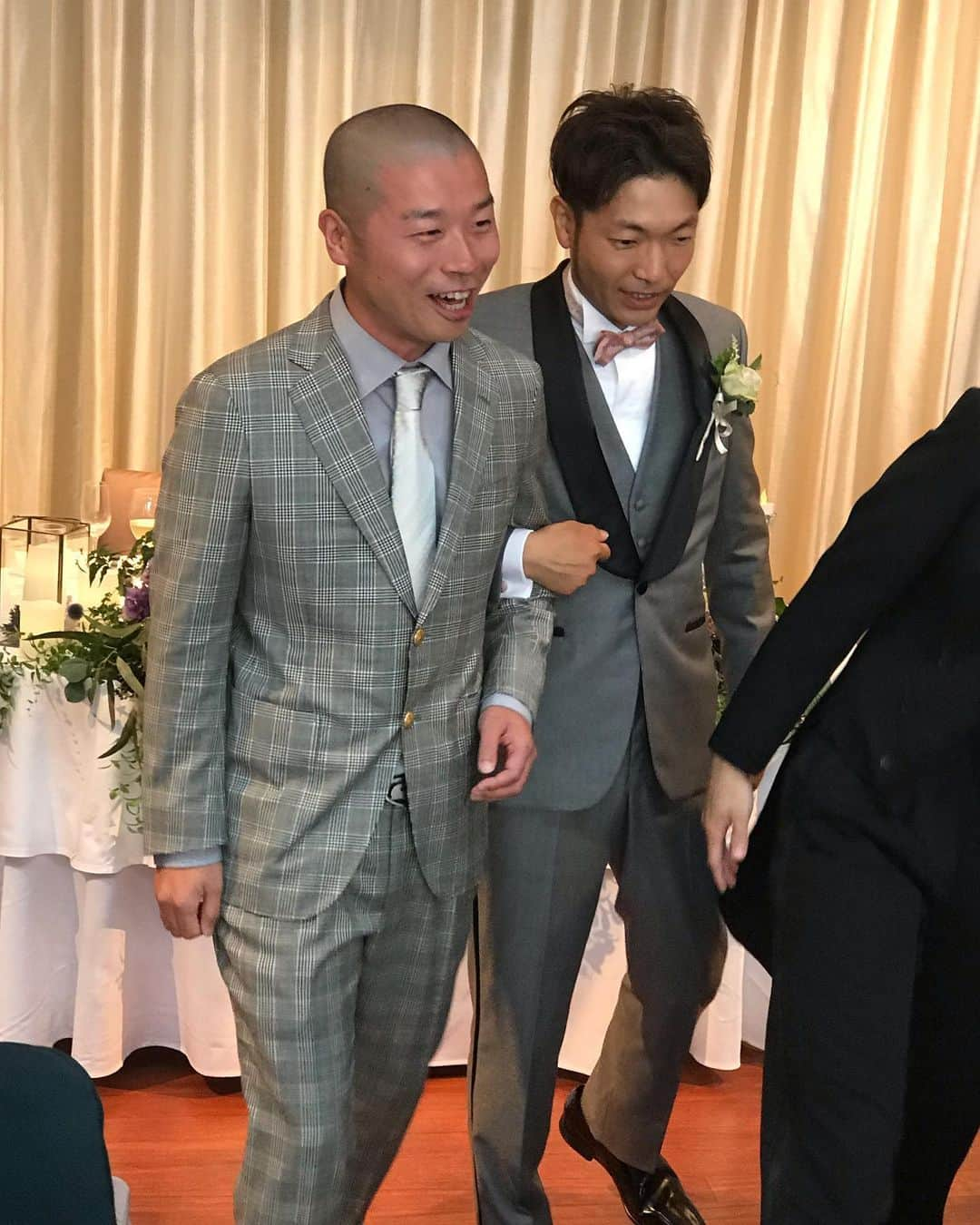 ゆうへいさんのインスタグラム写真 - (ゆうへいInstagram)「昨日はアキナ秋山さんの結婚披露宴にお呼ばれさせていただきました。いつもお優しい秋山さん。どんな時でも常に優しいお言葉を沢山くださった秋山さんの披露宴も本当に素敵でこの場に居させてもらえて本当に嬉しい気持ちになりました。その秋山さんの優しさたるや前世はお麩に違いないと改めて思いました。  改めてご結婚おめでとうございます！末永くお幸せに🤵❤️👰 #お麩」7月15日 17時02分 - tachianija