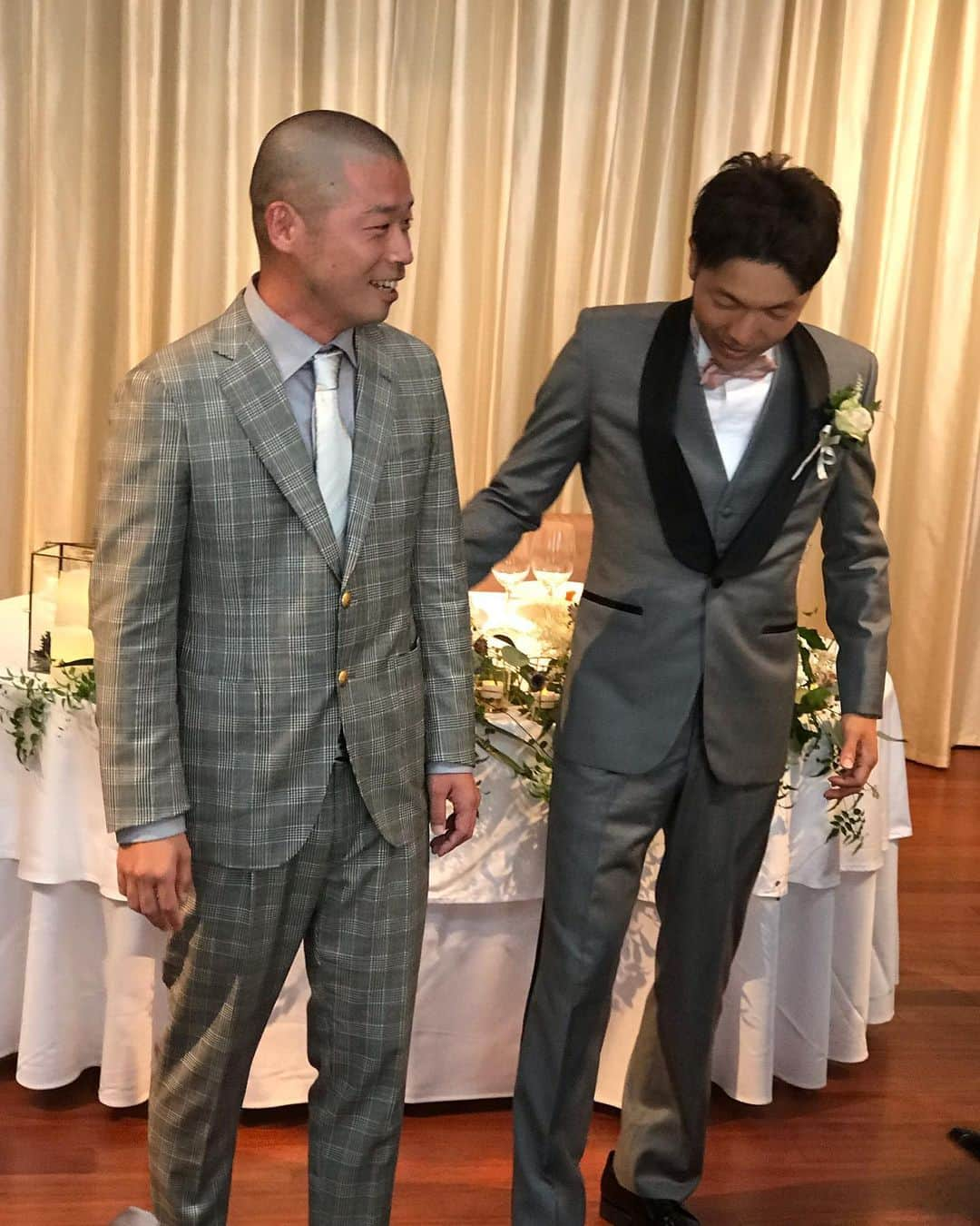 ゆうへいさんのインスタグラム写真 - (ゆうへいInstagram)「昨日はアキナ秋山さんの結婚披露宴にお呼ばれさせていただきました。いつもお優しい秋山さん。どんな時でも常に優しいお言葉を沢山くださった秋山さんの披露宴も本当に素敵でこの場に居させてもらえて本当に嬉しい気持ちになりました。その秋山さんの優しさたるや前世はお麩に違いないと改めて思いました。  改めてご結婚おめでとうございます！末永くお幸せに🤵❤️👰 #お麩」7月15日 17時02分 - tachianija