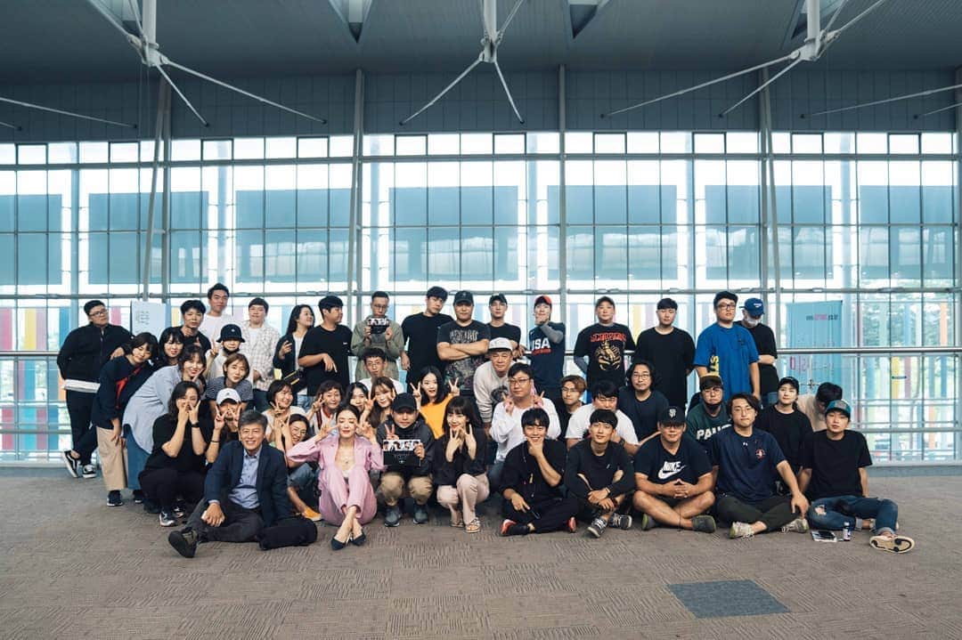 イ・ダヒさんのインスタグラム写真 - (イ・ダヒInstagram)「작품하면서 이렇게 단체사진 많이 찍어보긴 처음..그만큼 분위기가 좋았고 최고의 팀이었고.여기엔 우리 갓도은님이 없넹😭지환이도 없고😭 (단체사진 2탄도 있지롱) 촬영은 끝났어도 검블유데이는 끝나지 않았다!!!이번주 수요일..기억해요🤗  #검색어를입력하세요www #검블유 #검블유홍보요정 #홍보는끝나지않았다 #계속된다」7月15日 17時03分 - dahee0315