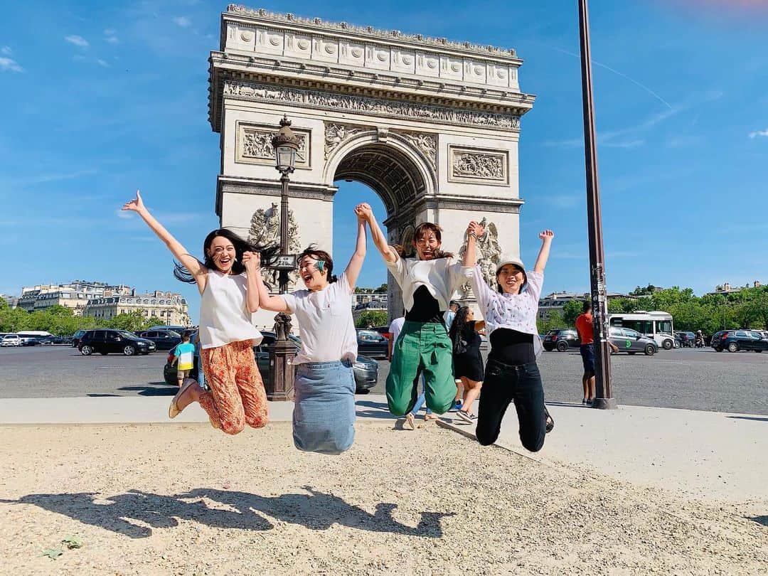 千倉里菜さんのインスタグラム写真 - (千倉里菜Instagram)「パリ楽しかった！✨✨✨✨ 皆んなでちゃんと跳べて(大事)良い笑顔な1枚😚👌🎈✨ .」7月15日 17時03分 - rina_amatsuma