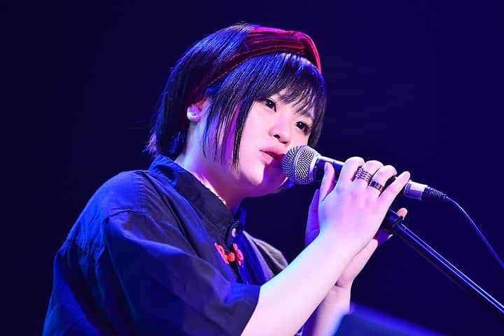 未確認フェスティバルのインスタグラム：「3組目！天野 凛音﻿ 神奈川県！19歳！女の子 ソロアーティスト👧🎹🎻🖥️﻿ ﻿ 神奈川県からたった一人でやって来た小柄な女の子、凛音ちゃん🤗﻿ ﻿ 普段は音楽活動をしながら社会人1年目として会社員をしています👩‍⚖️﻿ ﻿ 仕事を始めてから半年。﻿ ﻿ その前までは学生だったという事あって仕事で悩んだり😟﻿ 音楽に触れる時間が減ってきてしまっている🙁🙁と話してくれた。﻿ ﻿ だけどその分 "音楽やりたい熱🔥" が高まるからそれを曲作りに当てているんだって🙋✨﻿ ﻿ さぁここからは凛音ちゃんのステージ‼️﻿ ﻿ 「いえーい！！！神奈川県からやってきました。天野凛音です🤗」﻿ ﻿ と自己紹介すると、ステージに置かれた大切な相方、Mac🖥️のキーボードをタッチした。﻿ ﻿ 始まった1曲目「別れ星」🌠﻿ 曲と照明の青が相まって幻想的な雰囲気に。﻿ ﻿ 曲の途中でポケットに忍ばせていたリコーダーを吹いていた場面が印象的だった🎵﻿ ﻿ 「みんなのキラキラした顔が見えています。沢山のお客さんの前で歌えて嬉しい🤭🤭🤭」とMCで言っていた。﻿ ﻿ 2曲目の「砂糖水」では﻿ 曲の間に小学生の頃から習っているピアノ🎹をジャンプしながら披露❗️﻿ さらに4歳から習っていると言うバイオリンまで披露した🎻✨﻿ ﻿ 様々な感情、様々な楽器、様々な空気感。色んなモノがMIXされた凛音ちゃんの音。会場は驚きとともに楽しさが溢れていた😌💕﻿ ﻿ PS.チャイニーズファッションが似合っていてスゴく可愛かったよ🐼﻿ ﻿ M1.別れ星﻿ M2.砂糖水﻿ ﻿ ﻿ #社会人#神奈川 から来ました﻿ #6月26日生まれ﻿ #19才#誕生日おめでとう﻿ #5時30分起き﻿ #マイナビ未確認フェスティバル2019﻿ #未確認#ライブステージ﻿ #緑黄色社会#BOTTOMLINE﻿ #夏フェス#音楽﻿ #10代アーティスト﻿ #名古屋#nagoya#入場無料」