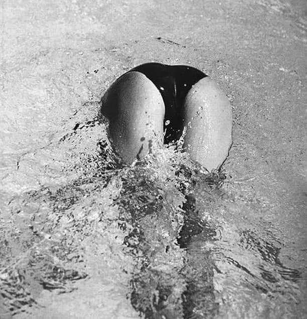 Meganさんのインスタグラム写真 - (MeganInstagram)「Kates bum ➖ Kate Moss by Yoichiro Sato ⁠ ⁠ ⁠ #katemoss #yoichirosato #diving #swimmingpool」7月15日 17時05分 - zanzan_domus