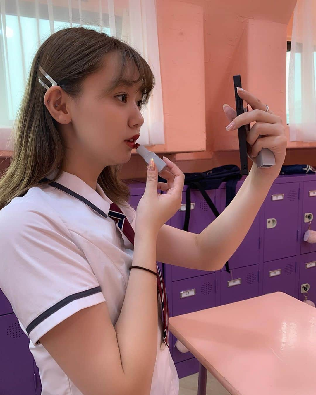 江野沢愛美さんのインスタグラム写真 - (江野沢愛美Instagram)「制服着た☺︎笑 少しだけ学生時代に気分が戻りました。笑 #手のゴムも演出 #韓国のタイトな制服可愛いな #中学の頃ずっと憧れてた韓国制服 #ずっとソウル芸術高校の黄色の制服が着たかった #韓国旅行 #韓国」7月15日 17時05分 - enosawa_manami