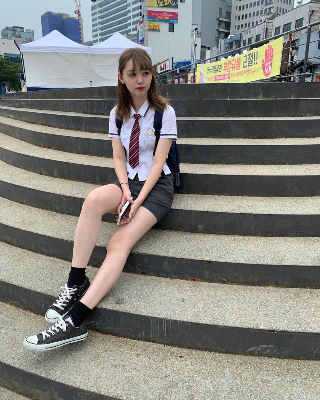 江野沢愛美さんのインスタグラム写真 - (江野沢愛美Instagram)「制服着た☺︎笑 少しだけ学生時代に気分が戻りました。笑 #手のゴムも演出 #韓国のタイトな制服可愛いな #中学の頃ずっと憧れてた韓国制服 #ずっとソウル芸術高校の黄色の制服が着たかった #韓国旅行 #韓国」7月15日 17時05分 - enosawa_manami