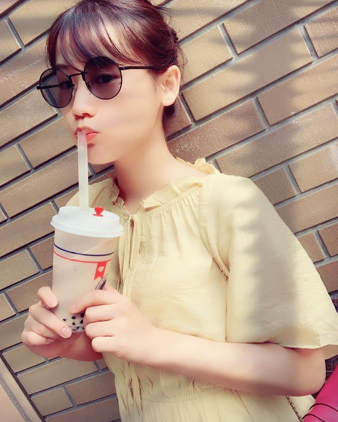秋山ゆずきのインスタグラム：「. . 久しぶりに休日💖 タピオカ〜🍰🍮🍫🍩🍪 . 小さな幸せ。 美味しいご飯食べて リラックス〜❣️ . @luminescence.officialshop さんの ワンピース💖 . . #海の日 #休日 #お休み #タピオカ」