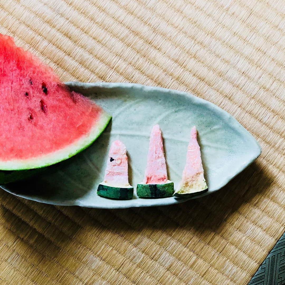 中川政七商店さんのインスタグラム写真 - (中川政七商店Instagram)「「海の日は、スイカを頬張ろう。」﻿ ﻿ 今年は少し肌寒い海の日。﻿ 海水浴へは行けなくても、どこかで夏らしさを感じたいものです。﻿ ﻿ そんな時は、スイカを頬張るのがおすすめ。わたしはこの夏、堀内果実園 @horiuchi_fruit_farm の「フリーズドライ すいか」に夢中です。﻿ ﻿ 真っ赤な果実だけでなくあの緑色の皮やタネも丸ごと、奈良県産のスイカの美味しさがそのままギュッとフリーズドライに凝縮されていて、これぞ夏を感じるスイーツ。﻿ ﻿ お砂糖や保存料などを一切使用していないのに甘みが強いのも、嬉しいところ。果実本来の力を感じられます。﻿ 生のスイカを切るのはちょっと面倒なときや、デスクワークの休憩に、サクッと夏気分を味わえる、優秀なおやつです。﻿ ﻿ ▶︎この時期限定の「堀内果実園 フリーズドライ すいか」は、中川政七商店の直営店へお問合せください！﻿ @nakagawamasa7 ﻿ ﻿#中川政七商店 #堀内果実園 #すいか #スイカ #フリーズドライ」7月15日 17時07分 - nakagawamasa7