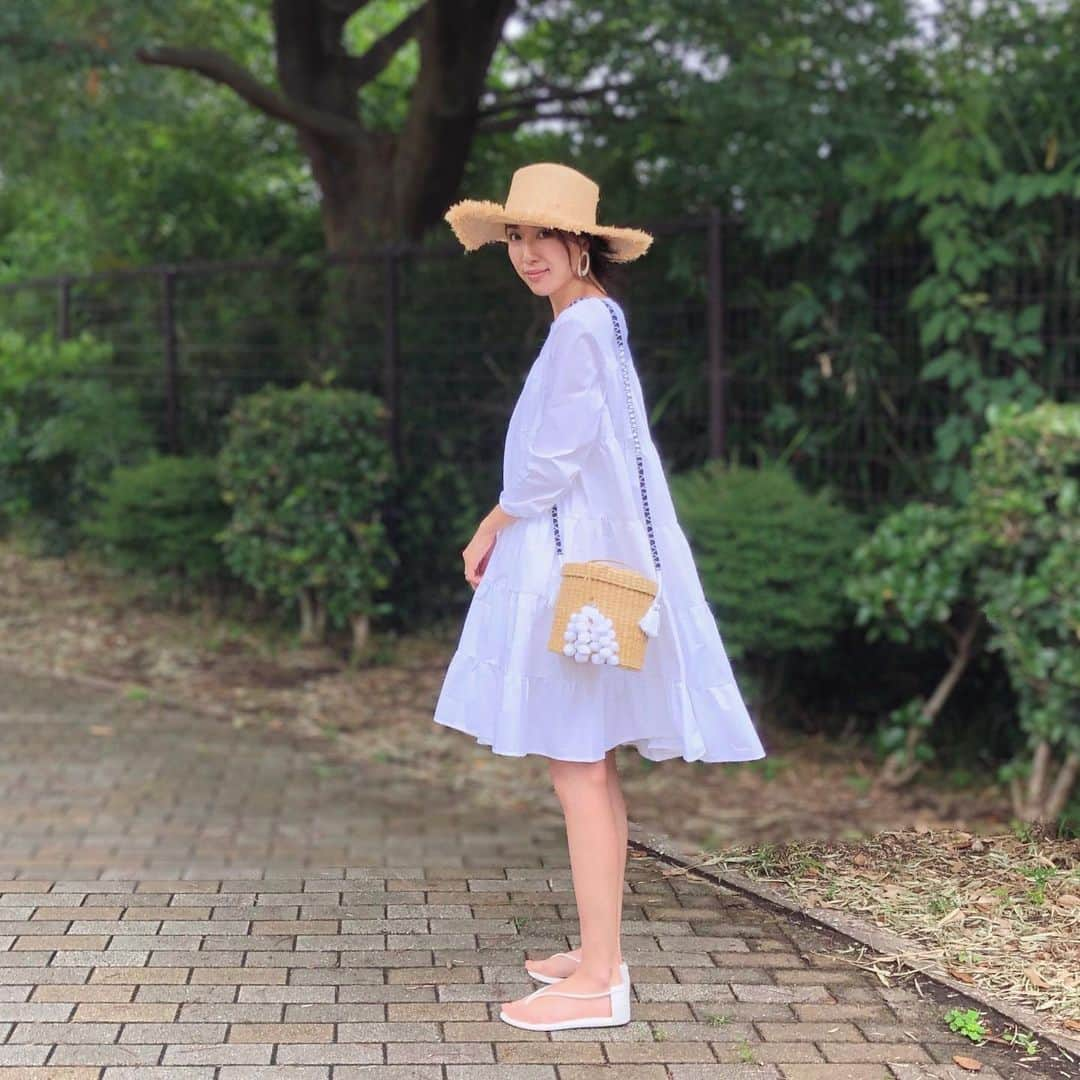 石田 祥子さんのインスタグラム写真 - (石田 祥子Instagram)「夏が来ないから 長袖ばっかり . いざ暑くなっても 冷房対策で長袖必須 . #明らかに違う #体感温度 . 娘は年中暑いと言っている😵 . . ドレス #trefleplusone  ビーサン #ipanemasandals  かご #nannacay #shopbop 帽子 #reedit #リエディ」7月15日 17時10分 - shoko_ishida