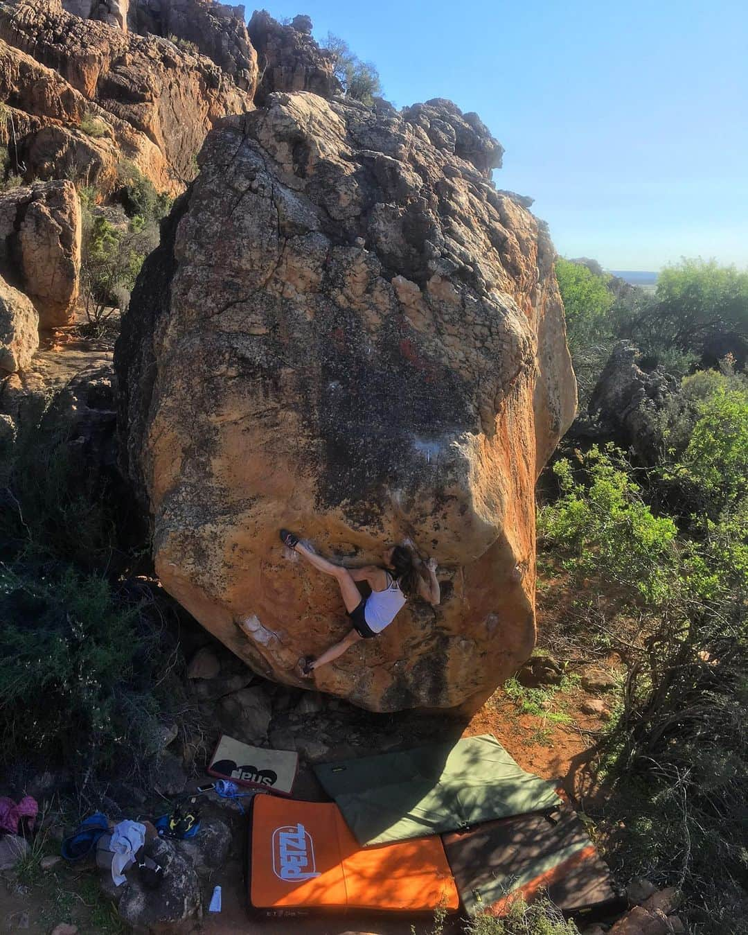 メリッサ・ル・ネーヴェさんのインスタグラム写真 - (メリッサ・ル・ネーヴェInstagram)「One of those new gems in rocklands ➡️ clingon 8a the aqueduc. Crazy how much new boulders was opened the last years, probably also thanks to the open mindset of lands owners with climbers !」7月15日 17時12分 - melissaleneve