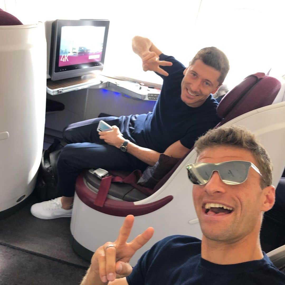 トーマス・ミュラーのインスタグラム：「Let‘s fly to L.A. 🛫😀⚽️ #fcbayern #summertour #PACKMAS #esmuellert #miasanmia #thomasmüller」