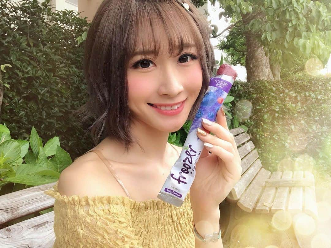 TONEAYUさんのインスタグラム写真 - (TONEAYUInstagram)「最近の朝ごはん🥺🍇🍊﻿ ﻿ フルーザー💕💕﻿ ﻿ 遺伝子組換えでないフルーツのみを使用し、砂糖や水は不使用⚠️﻿ ﻿ シャーベット大好き人間にはたまらんの🤤﻿ ﻿ 最近は、体調不良で寝込んでる時にも食べて癒されてる🥺﻿ ﻿ 1本で1日に必要なビタミンＣ摂取量の10～25％が補える上に、カロリーは1本37kcal以下とヘルシーなので、置き換えダイエットにも🙆‍♀️✨✨﻿ ﻿ 色んな味があるから、ほかの味も食べてみたい🤤🤤🤤﻿ ﻿ 🌺@eedun🌺﻿ ﻿ #froozer﻿ #eedun﻿ #フルーザー﻿ #PR﻿ #ダイエット﻿ #fruits﻿ #ice ﻿」7月15日 17時13分 - toneayu