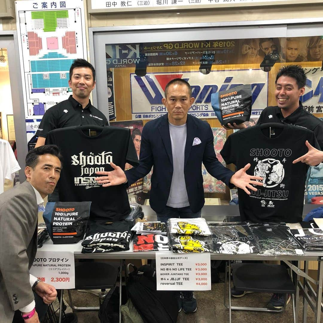 佐藤ルミナさんのインスタグラム写真 - (佐藤ルミナInstagram)「本日も新作Tシャツや #修斗プロテイン を会場特価で販売中！Abema TVの生中継も間もなくスタート！#理事長行商スタイル  番組URL  https://bit.ly/2NP9sbE  #修斗 #修斗伝承 #修斗30周年 #shooto #shooto30th #shooto0715 #キッズ修斗  #mma #総合格闘技  #後楽園ホール  #Abematv #AbemaGOLDチャンネル #格闘 #生中継 #heisback #supported #by #ONECHAMPIONSHIP  #onechampionship」7月15日 17時26分 - ruminasato