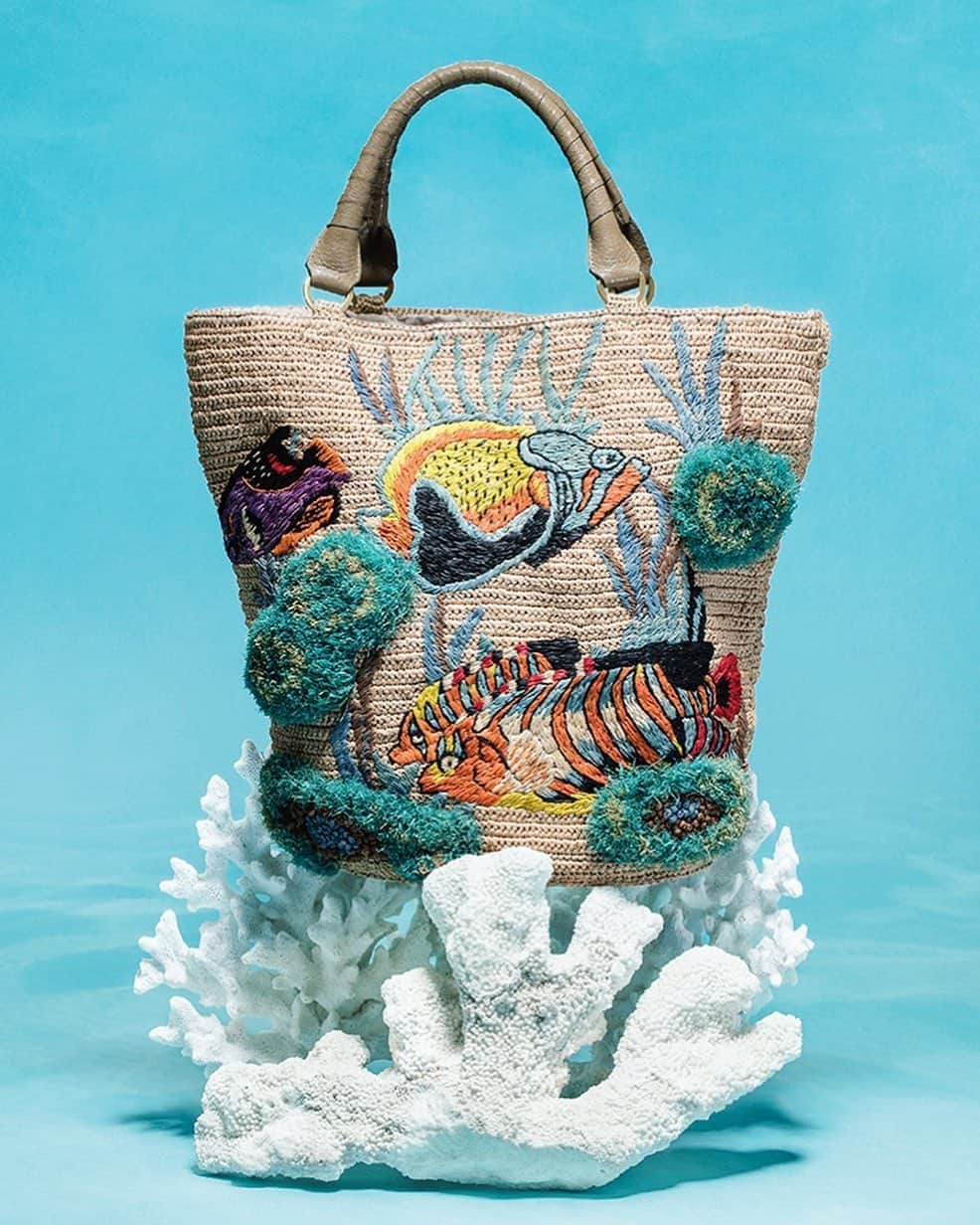 ジャマンピュエッシュのインスタグラム：「Colorful fish and corals are hand embroidered with raffia threads on this beautiful Nautilus tote bag. #jaminpuech #fashion #style #bag #raphia #summer」