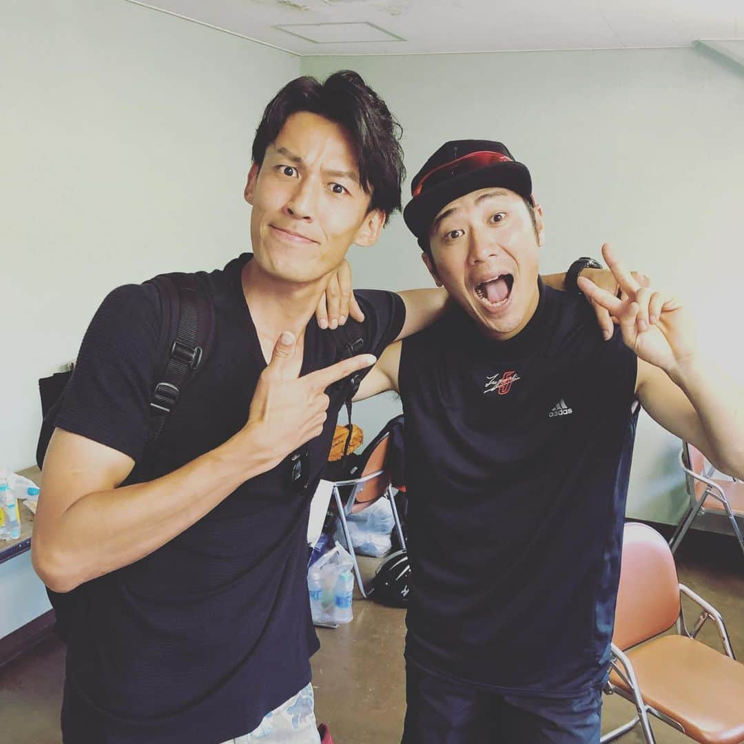 西岡剛さんのインスタグラム写真 - (西岡剛Instagram)「阪神戦の解説している高野純一アナウンサーです。 今日の試合でスタンド見たらポツンと座っててビックリした‼️ 連絡先知ってるねんから連絡くれたらいいのに😬 わざわざ栃木までありがとう👍 #高野純一 #アナウンサー #栃木ゴールデンブレーブス  #西岡剛」7月15日 17時21分 - tsuyoshinishioka_official