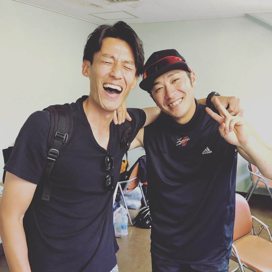 西岡剛のインスタグラム：「阪神戦の解説している高野純一アナウンサーです。 今日の試合でスタンド見たらポツンと座っててビックリした‼️ 連絡先知ってるねんから連絡くれたらいいのに😬 わざわざ栃木までありがとう👍 #高野純一 #アナウンサー #栃木ゴールデンブレーブス  #西岡剛」