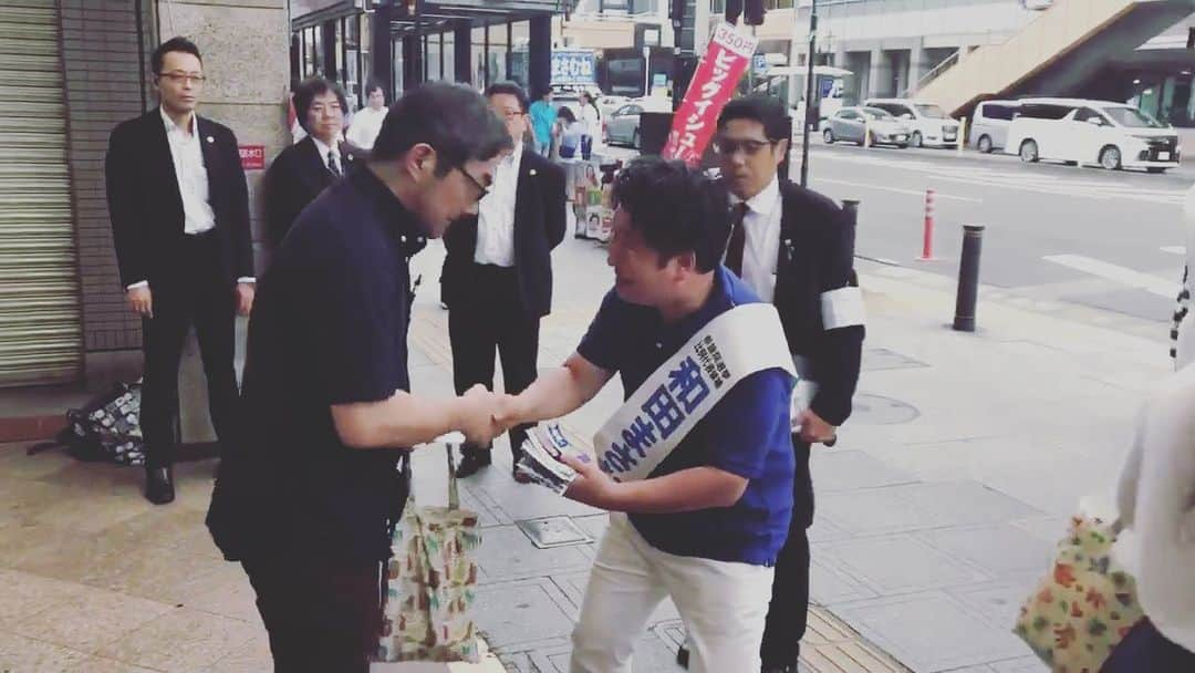 和田政宗さんのインスタグラム写真 - (和田政宗Instagram)「アエル前にて。 しっかり握手してくださいました！ありがとうございます！ 豊かで平和な日本を守り抜く「二枚目の和田」に期日前投票もよろしくお願い申し上げます。 この後、東京にて個人演説会。日焼けした肌で向かいます！（スタッフ） #和田がピンチ #比例は和田まさむね」7月15日 17時27分 - wadamasamune