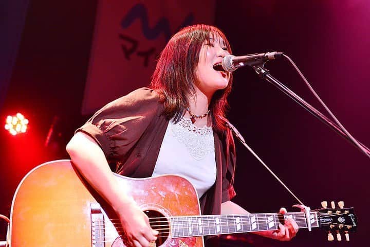 未確認フェスティバルのインスタグラム：「4組目！摩耶﻿ 東京都！1７歳！女の子 ソロアーティスト👧﻿ ﻿ 見た目はふつうの高校３年生の女の子。﻿ でも、ステージに立つと全てが一変‼️‼️‼️﻿ ﻿ 「ソロでの弾き語りですが、バンドに負ける気はありません」﻿ 圧倒的な声量で届けられる歌声🎤🔥﻿ ﻿ モヤモヤしていたことや悩んでいたことを全部忘れて、﻿ 何も考えずに、彼女が届ける歌声に引き込まれ、彼女のLIVEに集中してしまう。﻿ 客席の視線が一箇所に集まり、みんなの感情が揺らされていく。﻿ ﻿ LIVEの雰囲気を摩耶色に染め上げた一曲目「君の花」﻿ まさに、弾き語りのイメージが変わるような、力強い歌声を届けてくれた💥💥﻿ ﻿ そのままの勢いで鳴りだした２曲目「春」﻿ バンドを解散し、人間関係に悩んでいた頃に書いたというこの曲。﻿ ﻿ １０分間のステージを通じて自分の音楽と、弾き語りへの思い。﻿ 未確認アーティストとしての全てを全力でぶつけてくれた👊👊﻿ ﻿ #マイナビ未確認フェスティバル2019﻿ #未確認#ライブステージ﻿ #緑黄色社会#BOTTOMLINE﻿ #夏フェス#音楽﻿ #10代アーティスト﻿ #名古屋#nagoya#入場無料﻿」