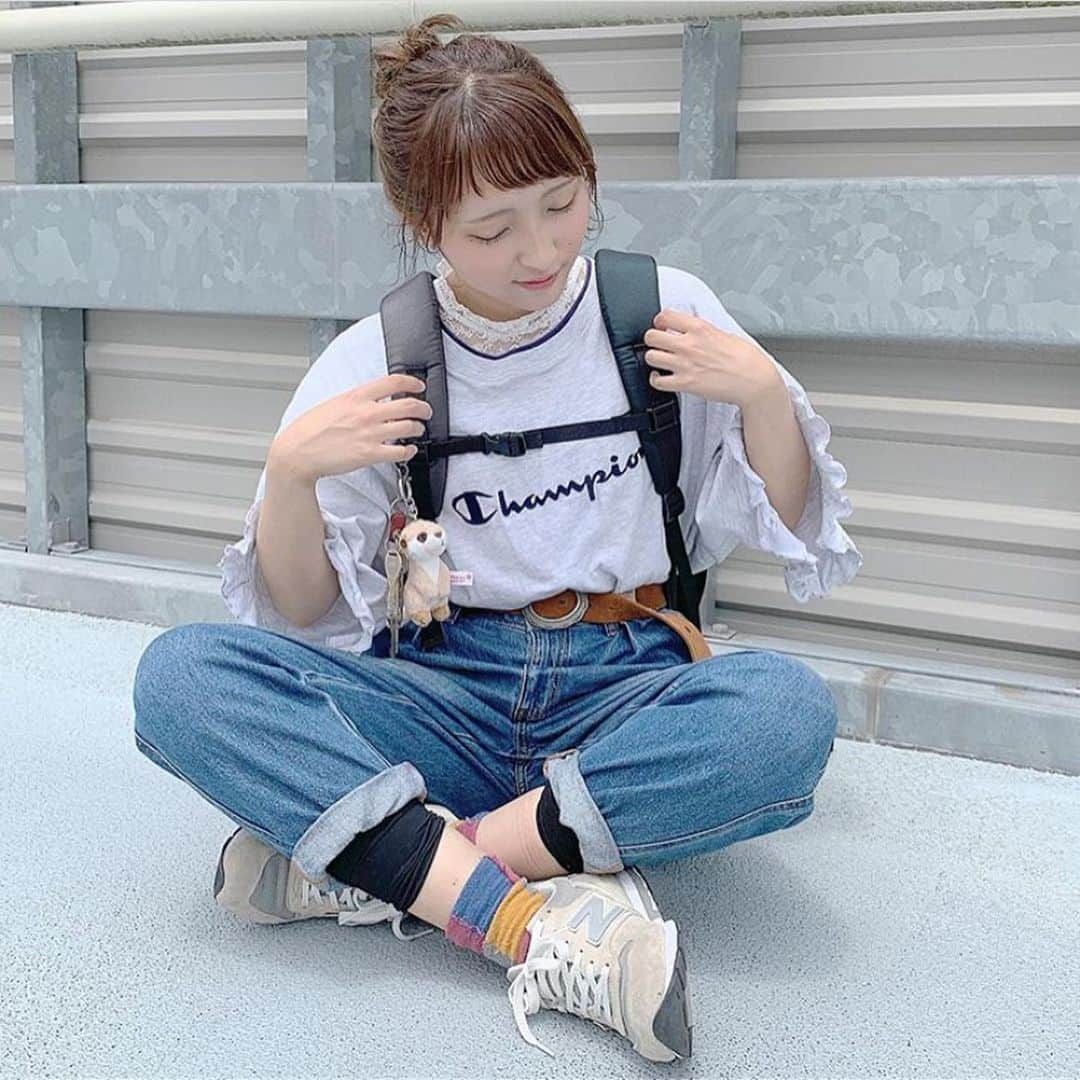 古着女子さんのインスタグラム写真 - (古着女子Instagram)「＼リメイクTシャツコーデ／﻿﻿  腕のフリルが可愛いリメイクTシャツ😍 スポーティー×ガーリーは最強可愛い💓  普段のTシャツも少しリメイクするだけで可愛らしくなりますよね🌷  ふんわりしたスカートを合わせてガーリーコーデを組むのもいいですが、デニムと合わせてあげるのがおすすめ☝️  少しカジュアルダウンさせてあげるとフリルが苦手な女の子でも着やすくなります☺️  小物をスニーカーやリュックなどのカジュアルなアイテムで揃えてあげると更に着こなしやすいコーデの完成です✨  ﻿﻿ ﻿﻿ 🏡古着女子がプロデュースする古着ショップを紹介🏡﻿﻿﻿ ・9090ナインティナインティ @9090s_ 👖👟﻿﻿﻿ ・ひとくち ﻿ @o0_hitokuchi_ 🐻🍯﻿﻿ ﻿﻿﻿ ﻿﻿﻿ 🌼公式LINE@→@furuzyo で検索🌼﻿﻿﻿ LINE@だけのお知らせや古着の疑問にも答えます！﻿﻿﻿ ﻿﻿﻿ ﻿﻿﻿ 古着を素敵に着こなしてる女性の方をRepostでご紹介させていただきます🐒写真は全てご本人様に【掲載許諾】をとっております💓﻿﻿﻿ ﻿﻿﻿ ﻿﻿﻿ @koruko0506 さんありがとうございました☺️ ﻿﻿﻿﻿ #フルジョ #古着 #古着女子 #今日のコーデ #お洒落さんと繋がりたい #コーデ #古着コーデ #きょコ #ファッションコーデ #古着男子 #着回しコーデ #服好きな人と繋がりたい #古着好きと繋がりたい #ゆるコーデ #ガーリーコーデ #ガーリー #レディース古着 #スニーカー女子 #着画 #古着mix #古着好き #韓国コーデ #メンズライク #古着ファッション ﻿#ポロシャツ #チノパン #アースカラー #メンズライク」7月15日 17時32分 - furuzyo