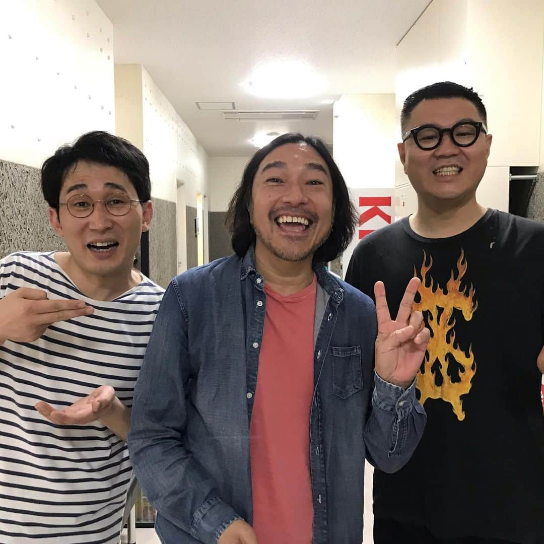 じろうさんのインスタグラム写真 - (じろうInstagram)「大阪公演終わり！ トータスさんが見に来てくれた。 ウルフルズのライブでも僕らのライブの告知をして下さってたらしい。 ありがとうございました！ CDとアナログももらったよ🙋‍♀️」7月15日 17時33分 - sissonne_jiro