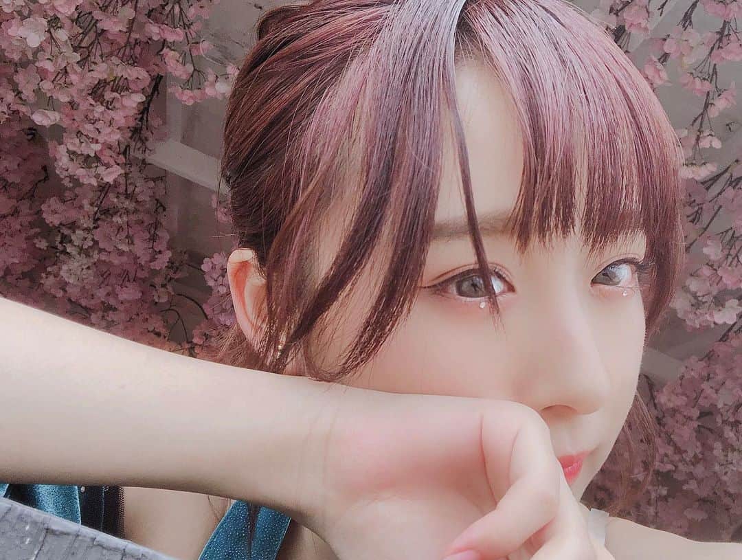 鎌田菜月さんのインスタグラム写真 - (鎌田菜月Instagram)「桜色いっぱい🌸  フォトスポットの桜がとても綺麗でした。 髪色のパープルも自然光でいい感じに見える☺︎ #otodamaseastudio #cherryblossom #summer #purplehair #🌸 #selfie」7月15日 17時36分 - nacky_k829