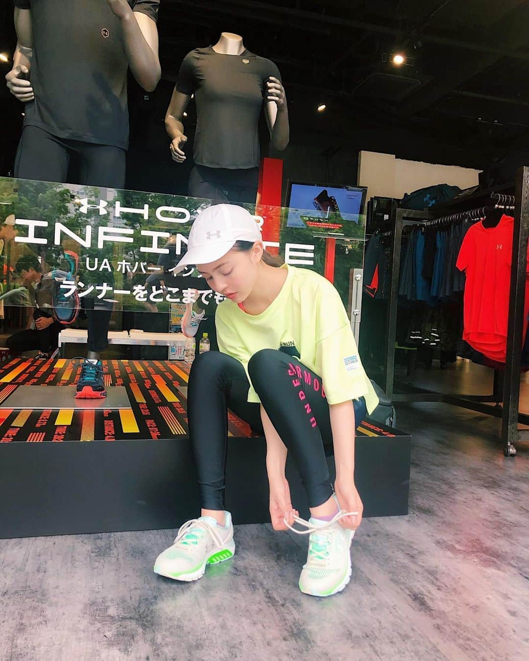 加藤ナナさんのインスタグラム写真 - (加藤ナナInstagram)「今日は #TGR のみんなでラン🏃‍♀️﻿ おニューのシューズで走ったよ👟﻿ 足のサイズを機械で測定したり﻿ フォームチェックをしてぴったりの﻿ 一足を選んでもらいました🤩 メロンみたいな色でかわいい🍈﻿ ﻿ ﻿ #TGR #tokyogirlsrun #beachme #slenda #相模屋 #underarmour ﻿」7月15日 17時37分 - katouchan