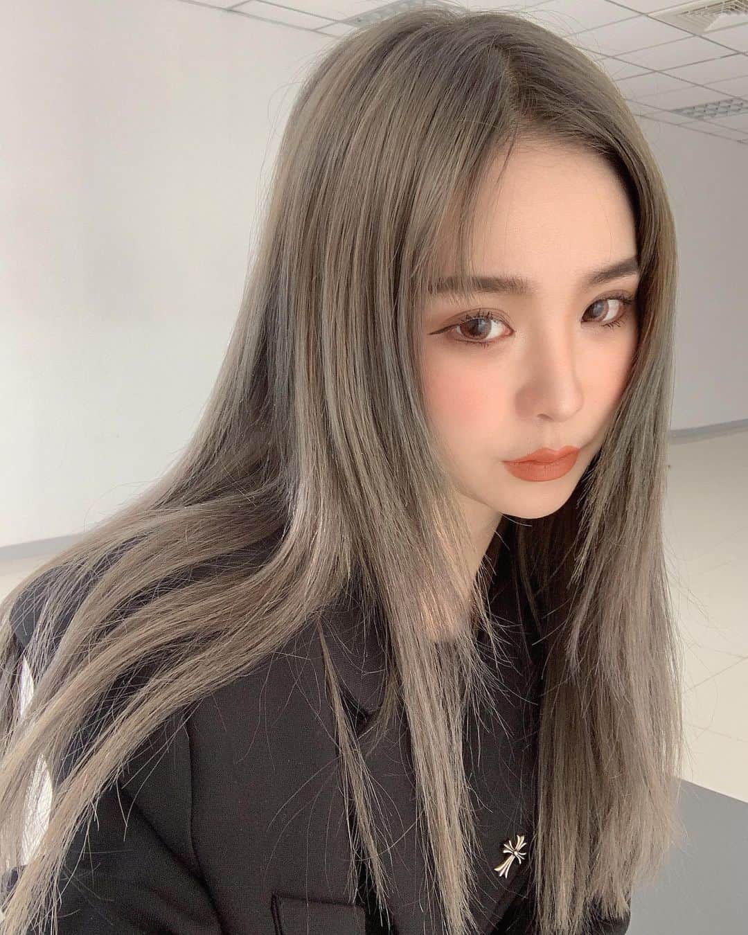 Abby Chenのインスタグラム：「今天又要飛了柬埔寨🇰🇭✈️ 還有幾百年沒染過淺色的我🤪🤩」